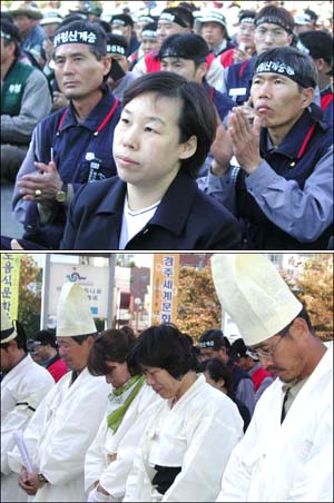 29일 부산역 광장에서 열린 집회에 고 배달호씨의 부인 황길영씨가 참석했다. (위) 고 김주익 한진중 지회장의 유족들은 상복을 입고 집회에 참석했다. (아래) 